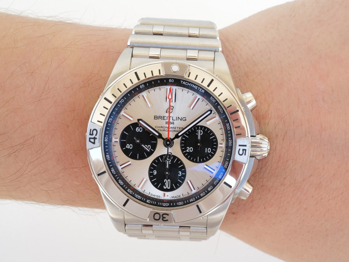 Швейцарський годинник Breitling Chronomat 42 B01 Manufacture Panda Dial (10.2023)