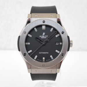 Швейцарський годинник Hublot Classic Fusion 45 Titanium Black Dial