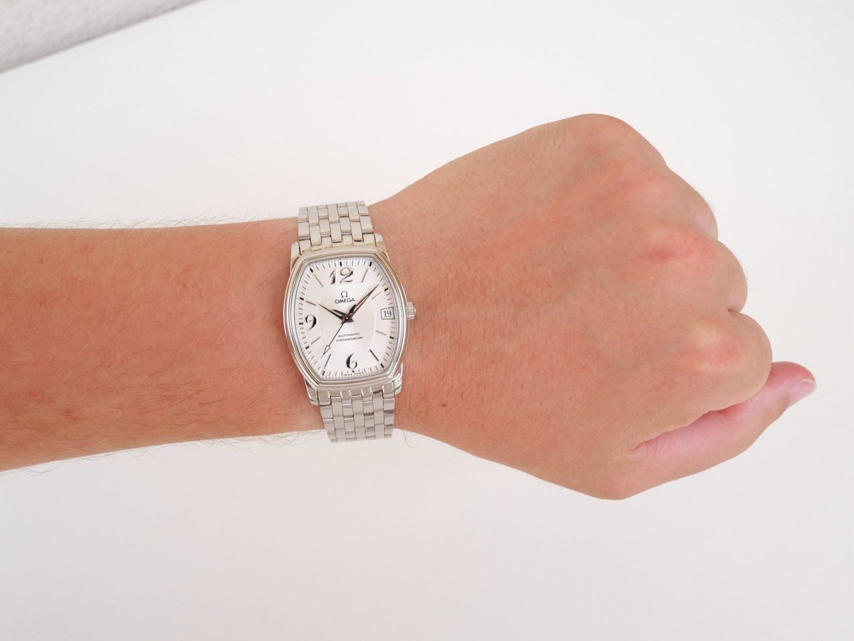 Швейцарские часы Omega De Ville Prestige Co-Axial Tonneau Silver Dial