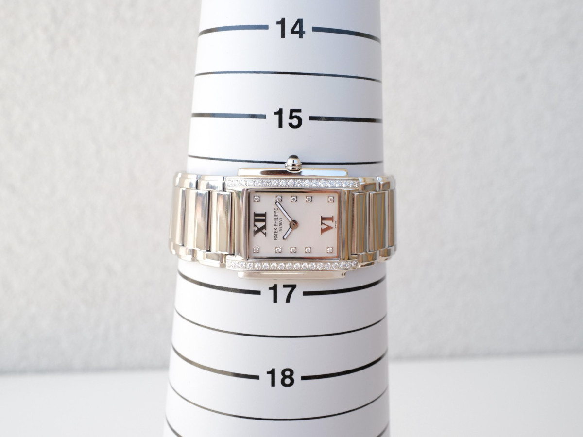 Швейцарський годинник Patek Philippe Twenty~4 White Diamond Dial