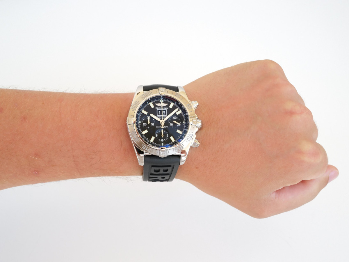 Швейцарские часы Breitling Chronomat Blackbird Big Date Chronograph 44