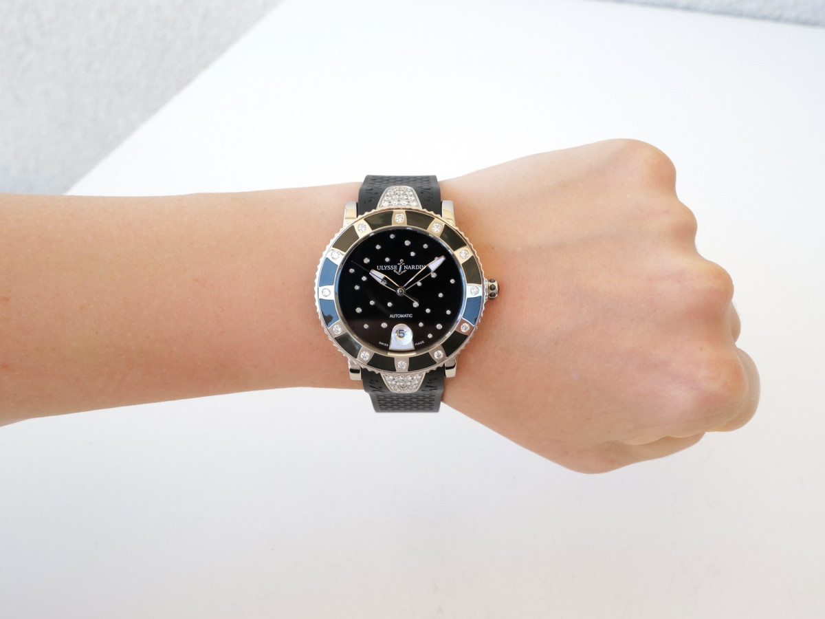 Швейцарские часы Ulysse Nardin Lady Diver Starry Night Black Diamond Dial 40