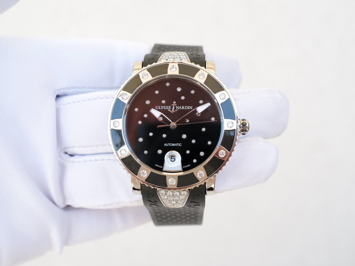 Швейцарские часы Ulysse Nardin Lady Diver Starry Night Black Diamond Dial 40