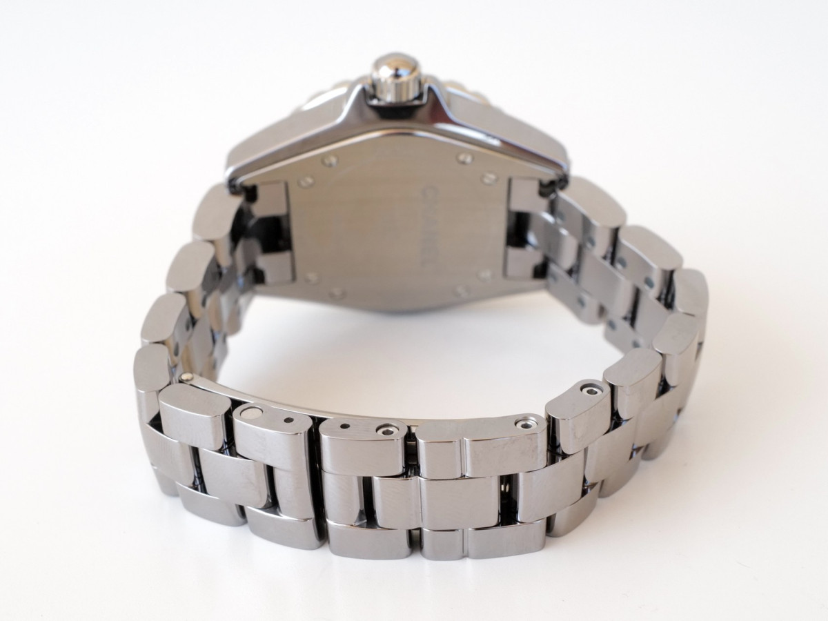 Швейцарський годинник Chanel J12 Quartz Diamonds 33