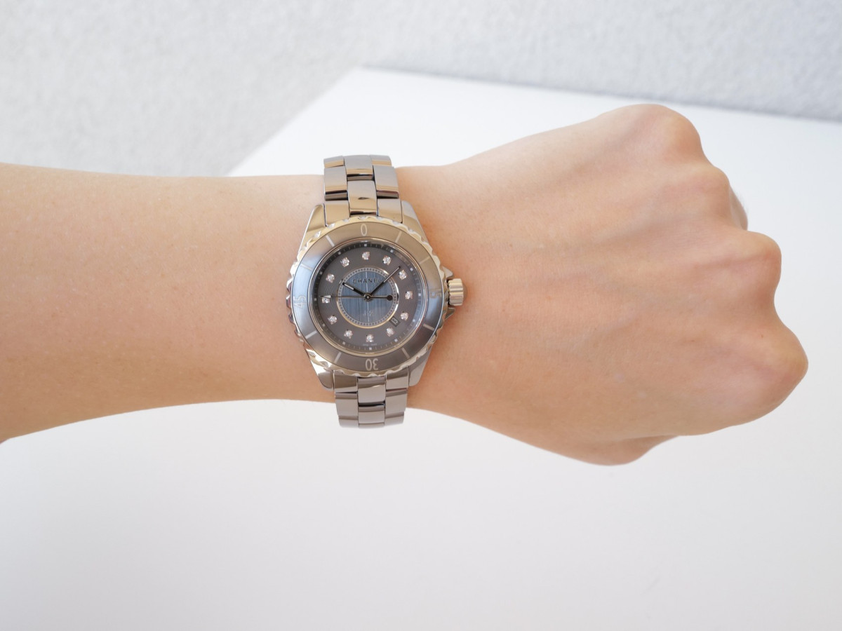 Швейцарський годинник Chanel J12 Quartz Diamonds 33