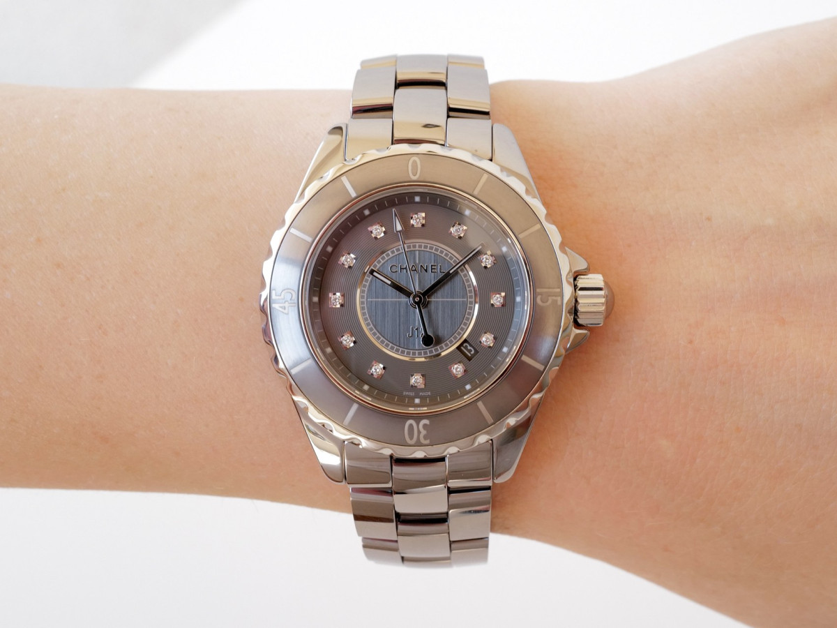 Швейцарський годинник Chanel J12 Quartz Diamonds 33