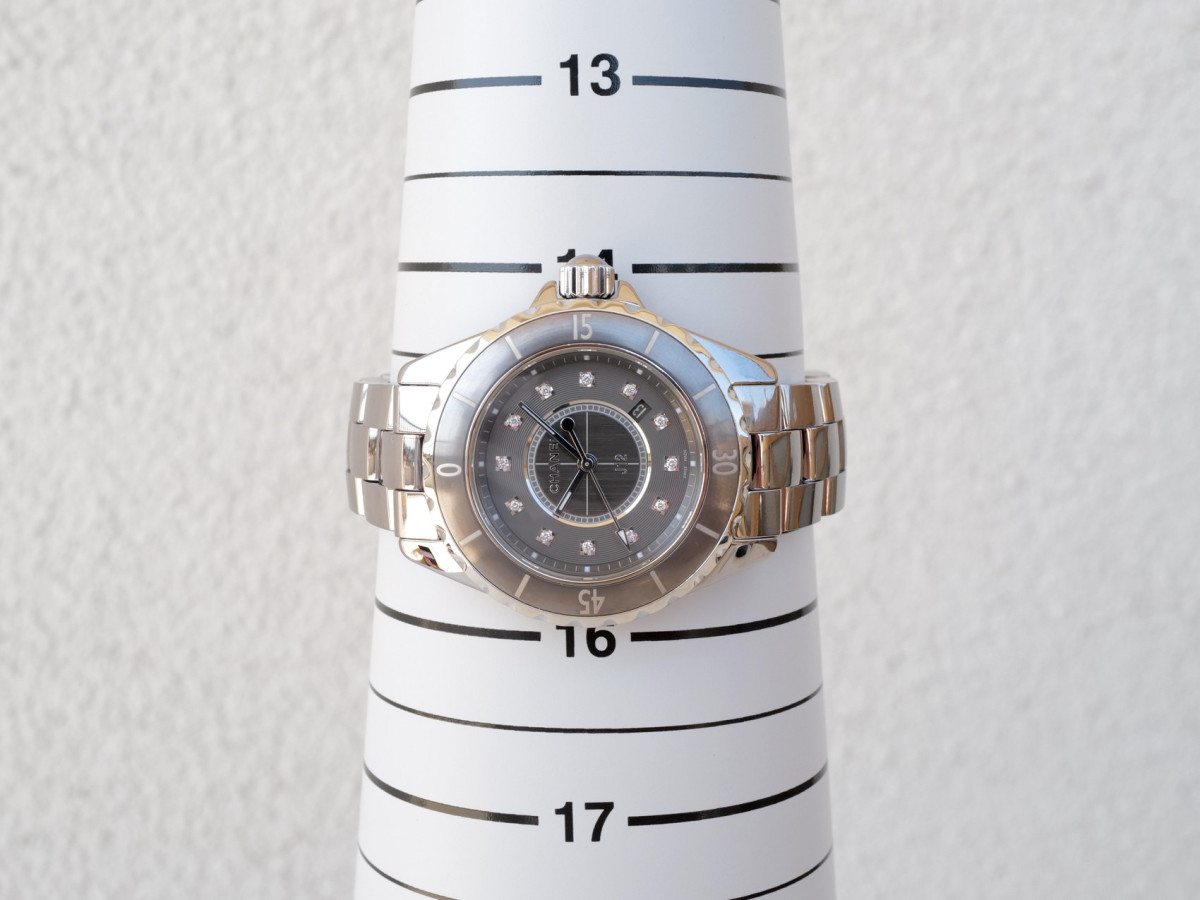 Швейцарський годинник Chanel J12 Quartz Diamonds 33