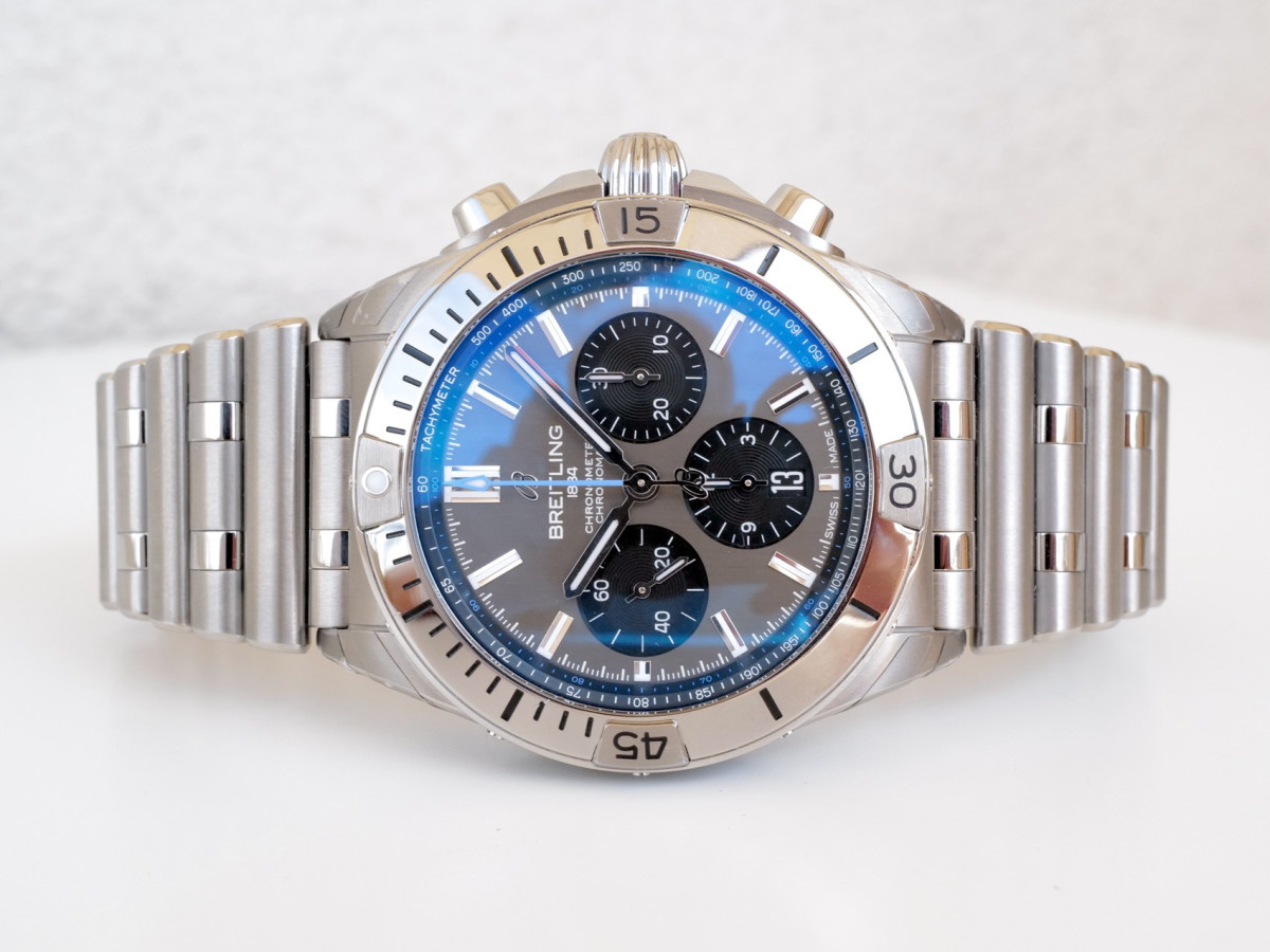 Швейцарские часы Breitling Chronomat B01 Titanium Chronograph 42