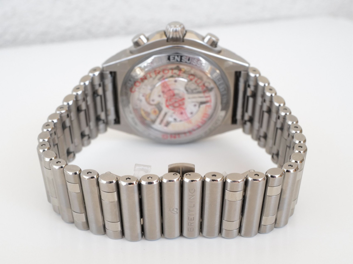 Швейцарские часы Breitling Chronomat B01 Titanium Chronograph 42
