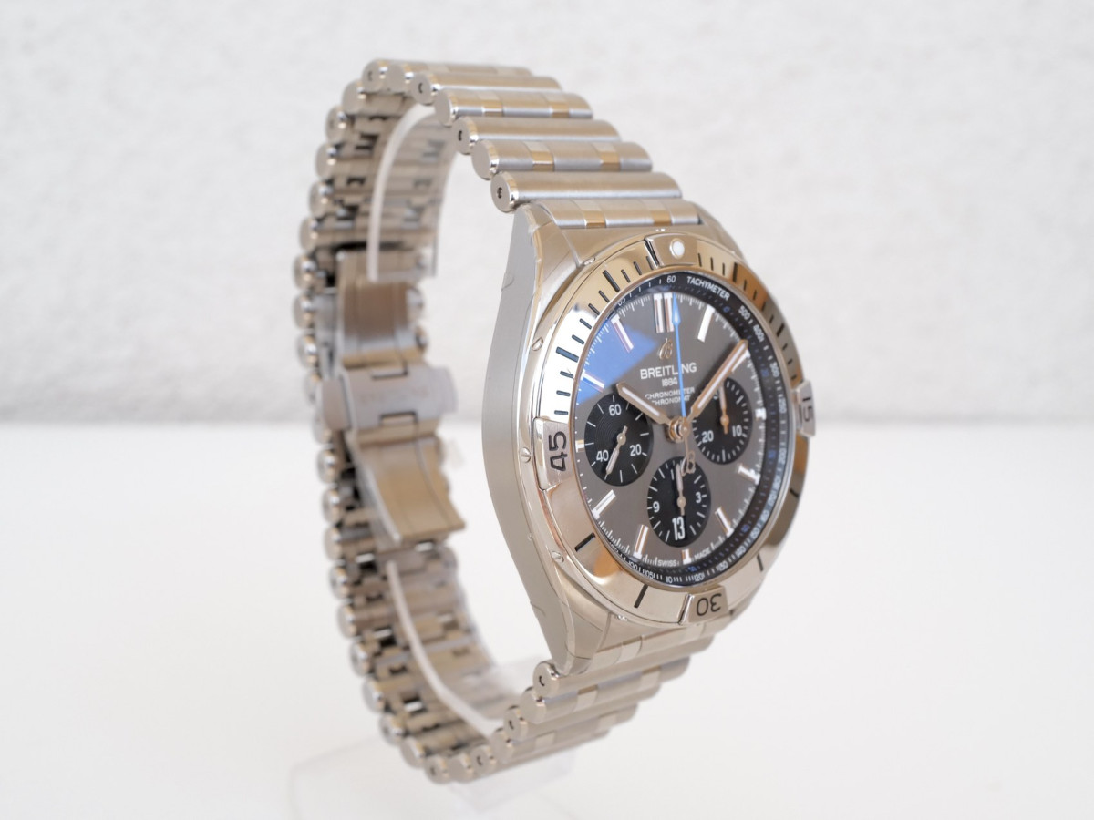 Швейцарские часы Breitling Chronomat B01 Titanium Chronograph 42