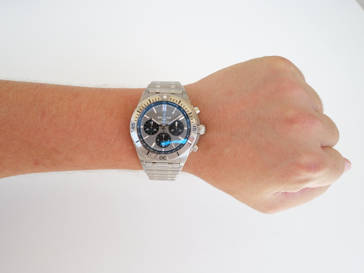 Швейцарские часы Breitling Chronomat B01 Titanium Chronograph 42