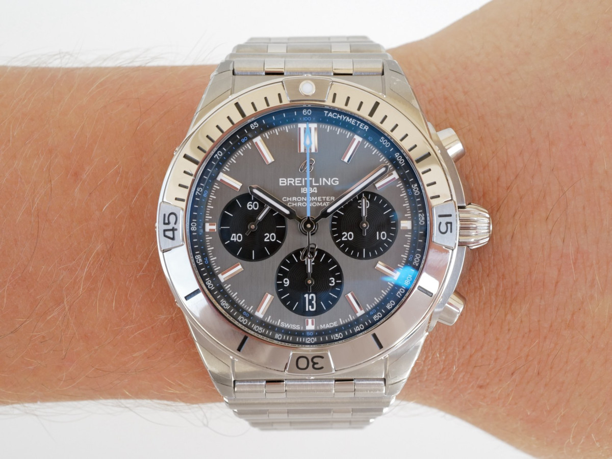 Швейцарские часы Breitling Chronomat B01 Titanium Chronograph 42