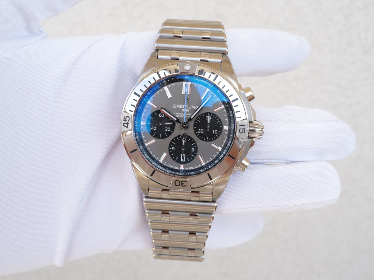 Швейцарские часы Breitling Chronomat B01 Titanium Chronograph 42