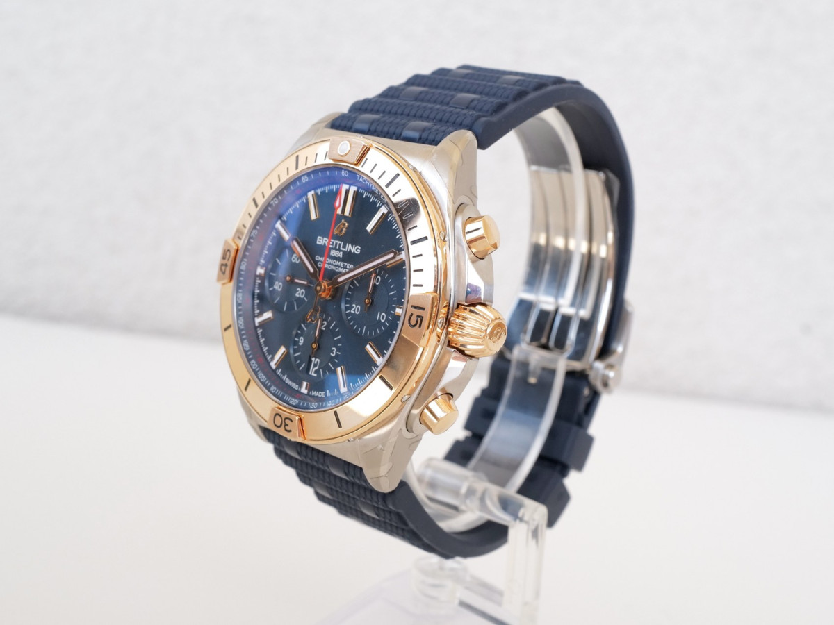 Швейцарський годинник Breitling Chronomat B01 42 Gold Steel Blue Dial