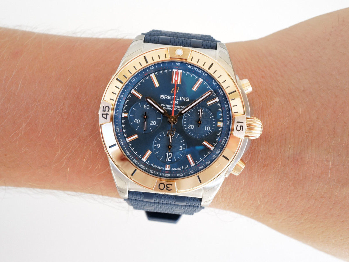 Швейцарський годинник Breitling Chronomat B01 42 Gold Steel Blue Dial