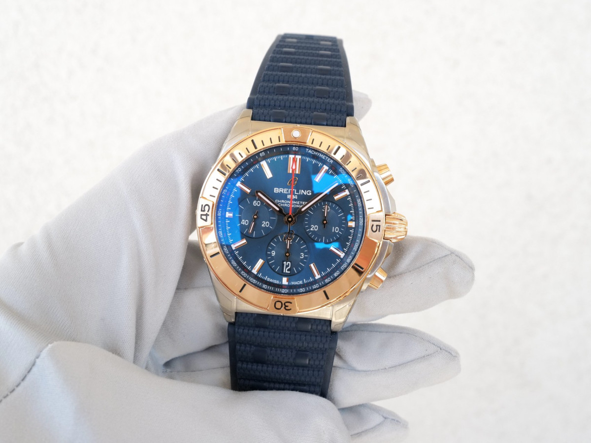 Швейцарський годинник Breitling Chronomat B01 42 Gold Steel Blue Dial