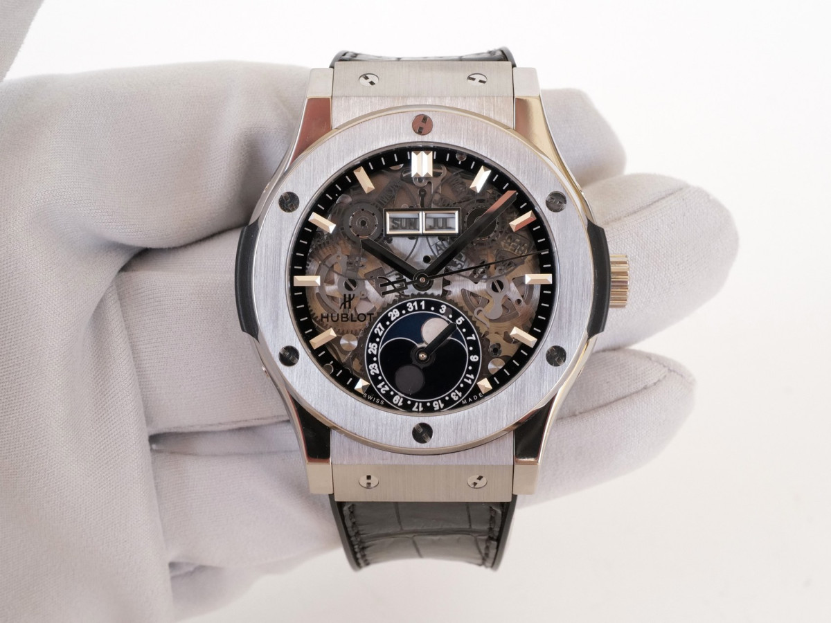Швейцарський годинник Hublot Classic Fusion Aerofusion Moonphase Titanium 42