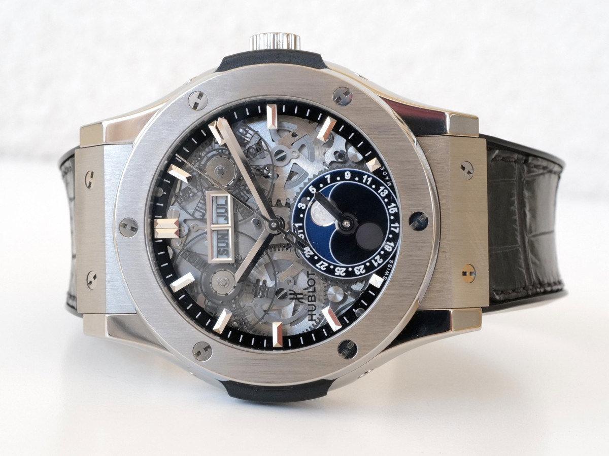 Швейцарський годинник Hublot Classic Fusion Aerofusion Moonphase Titanium 42