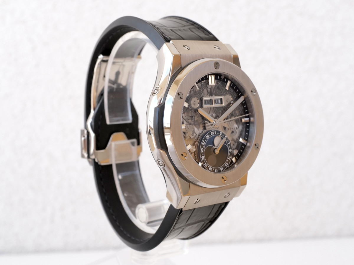 Швейцарський годинник Hublot Classic Fusion Aerofusion Moonphase Titanium 42