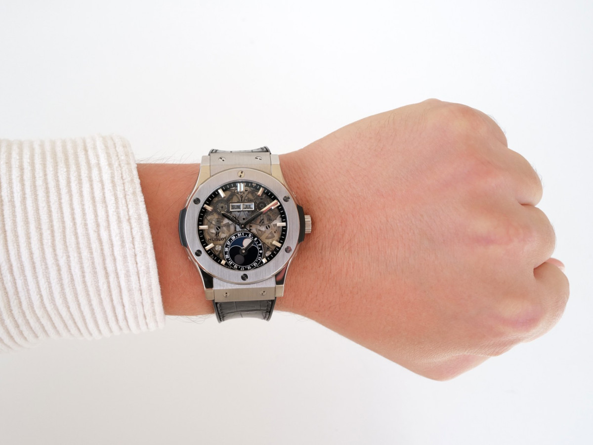 Швейцарський годинник Hublot Classic Fusion Aerofusion Moonphase Titanium 42