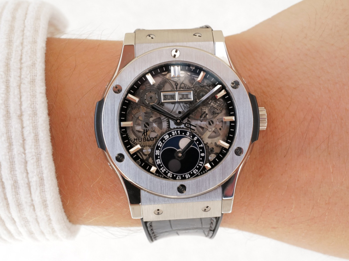 Швейцарський годинник Hublot Classic Fusion Aerofusion Moonphase Titanium 42