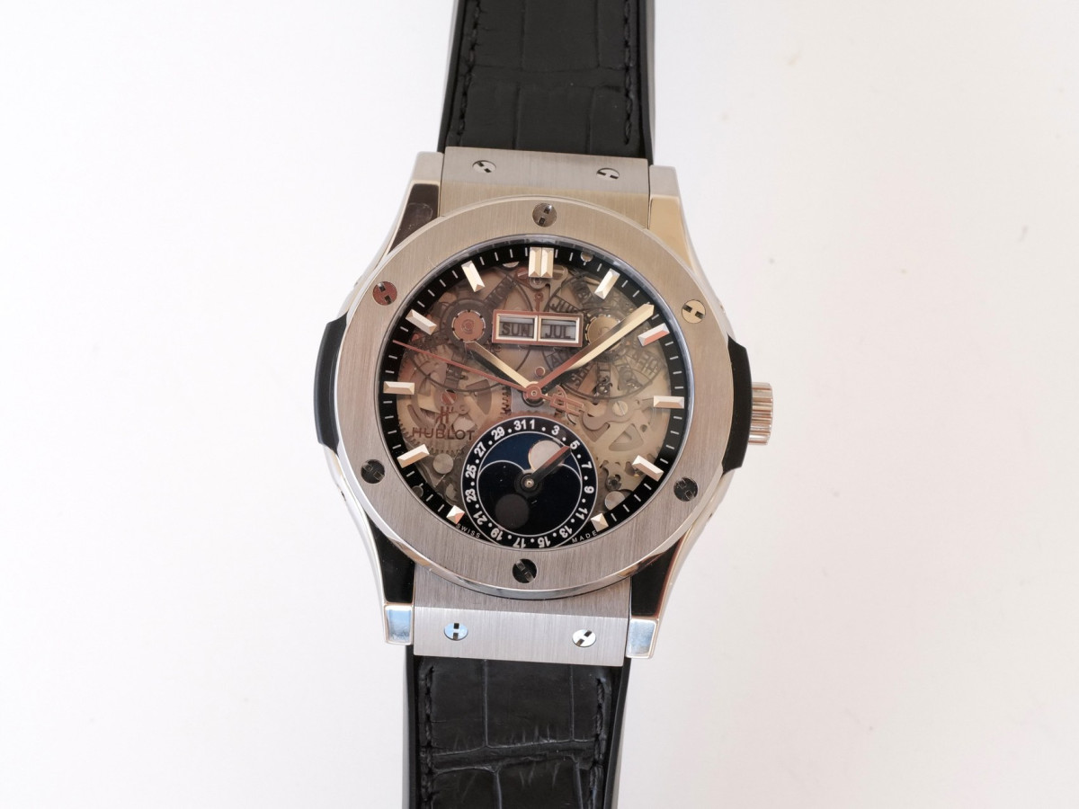 Швейцарський годинник Hublot Classic Fusion Aerofusion Moonphase Titanium 42