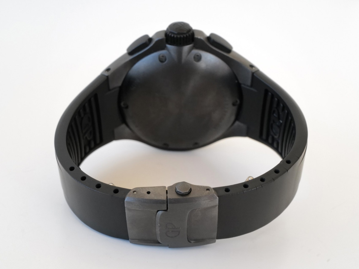 Швейцарские часы Girard-Perregaux Laureato BMW Oracle Racing USA Limited Edition Titanium Flyback Chronograph 46