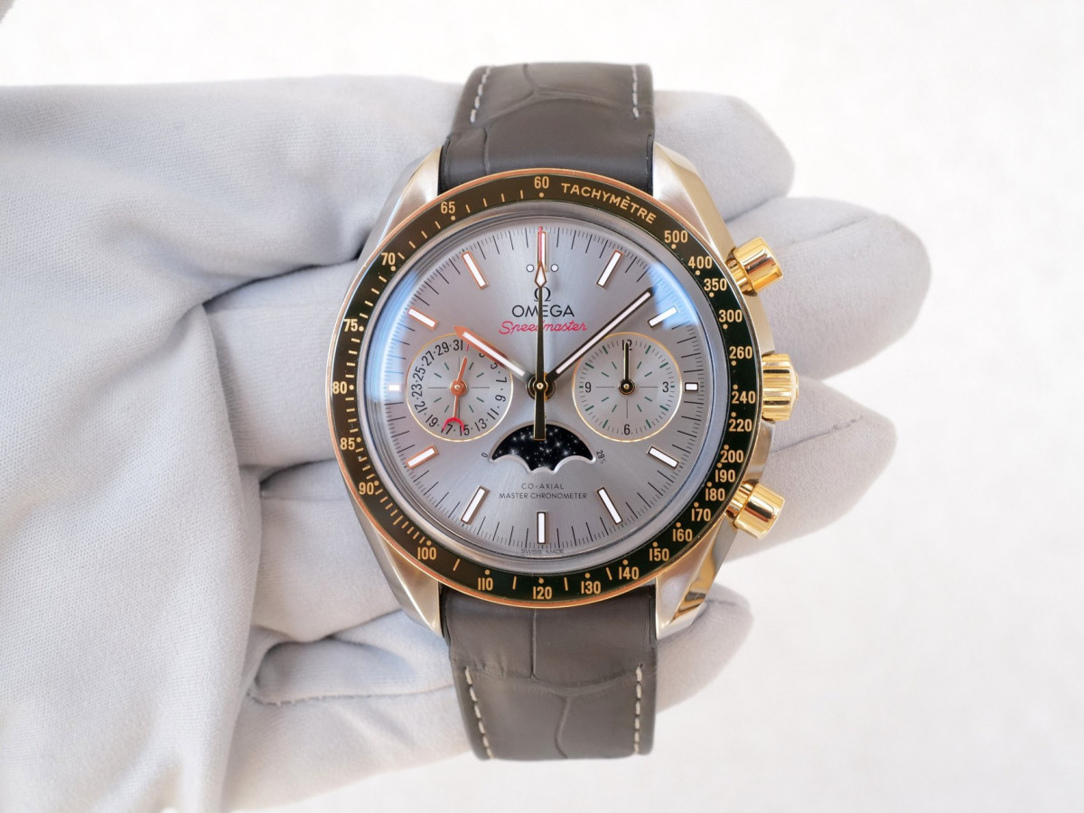 Швейцарський годинник Omega Speedmaster Professional Moonwatch Moonphase Co-Axial Chronograph 44