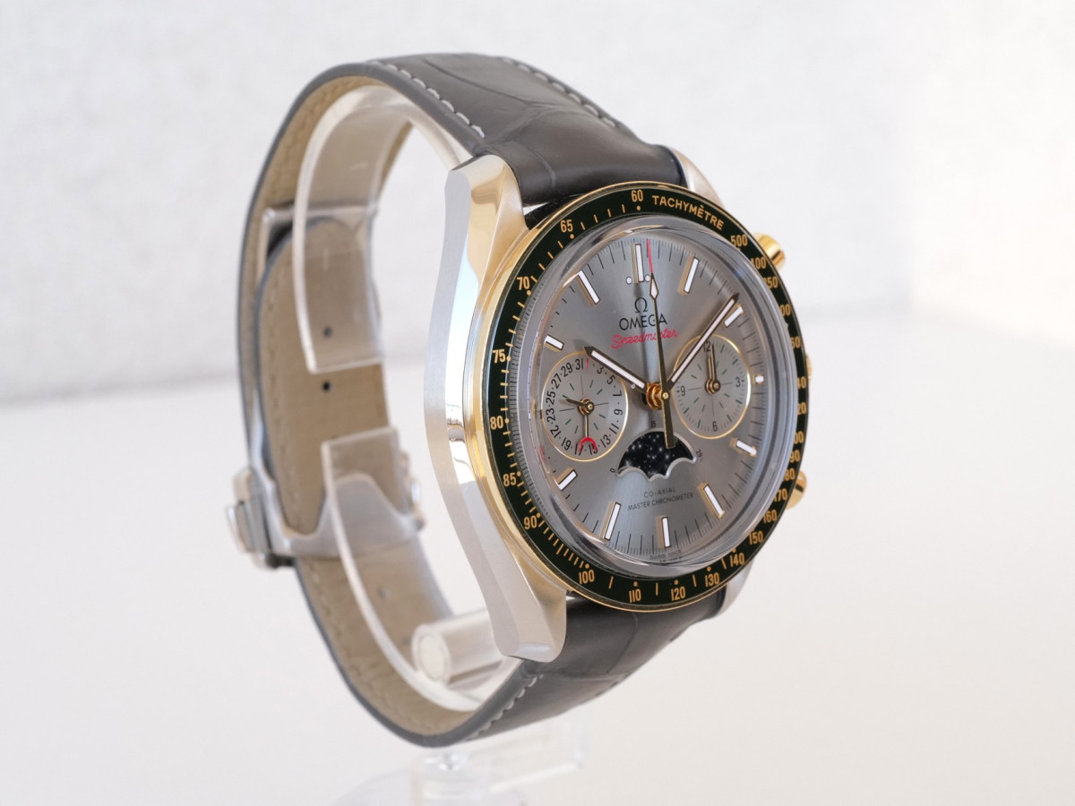 Швейцарський годинник Omega Speedmaster Professional Moonwatch Moonphase Co-Axial Chronograph 44
