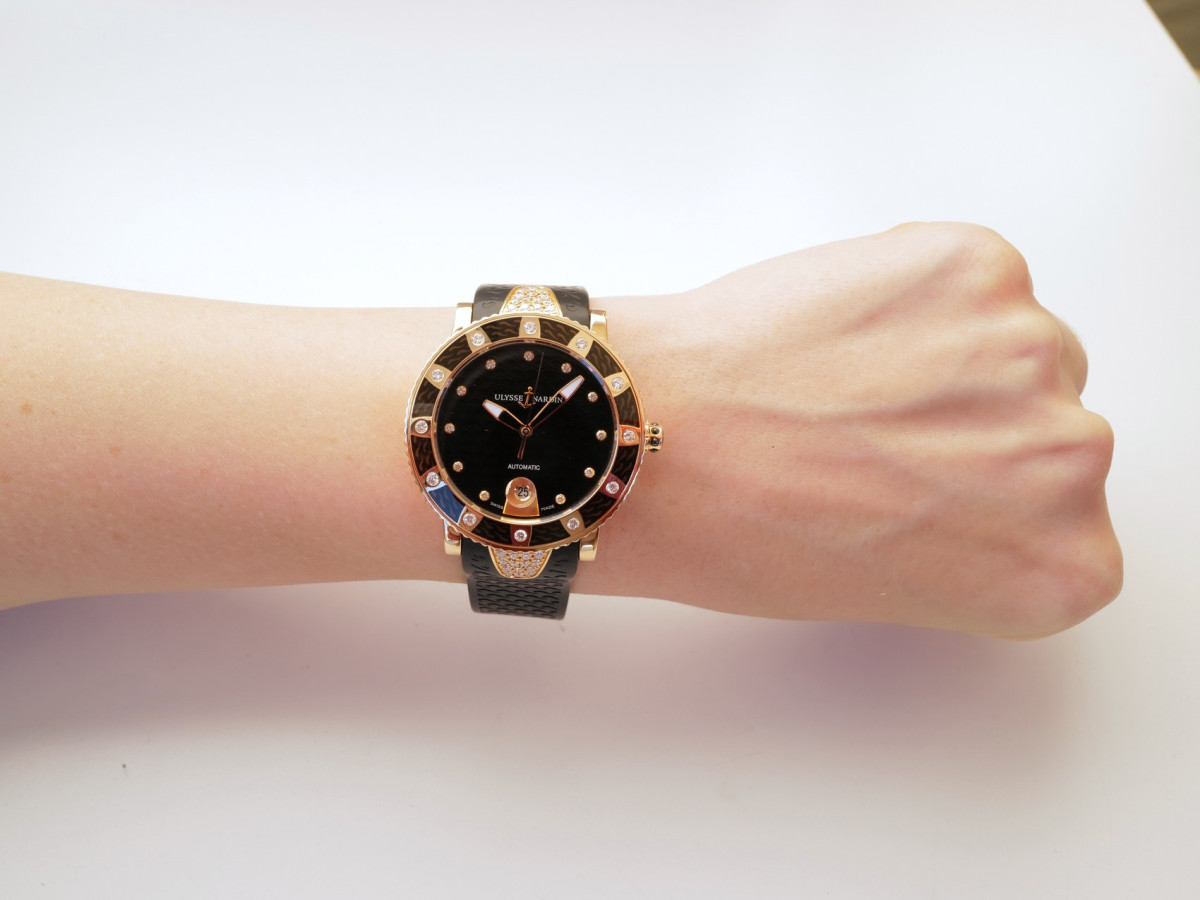 Швейцарские часы Ulysse Nardin Lady Diver Starry Night 18K Rose Gold Black Dial