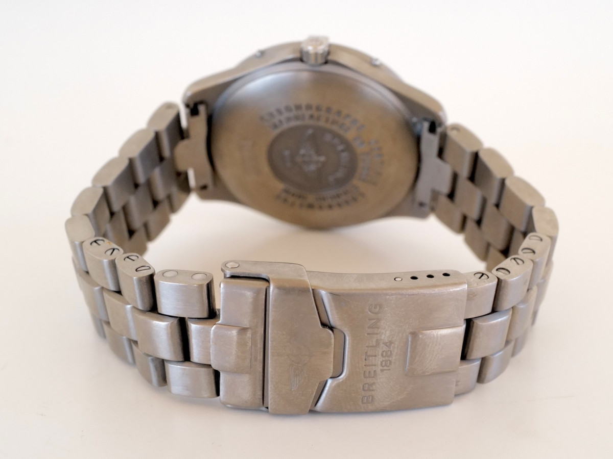 Швейцарський годинник Breitling Aerospace Titanium Perpetual Alarm Chronograph GMT Quartz Chronometer 40