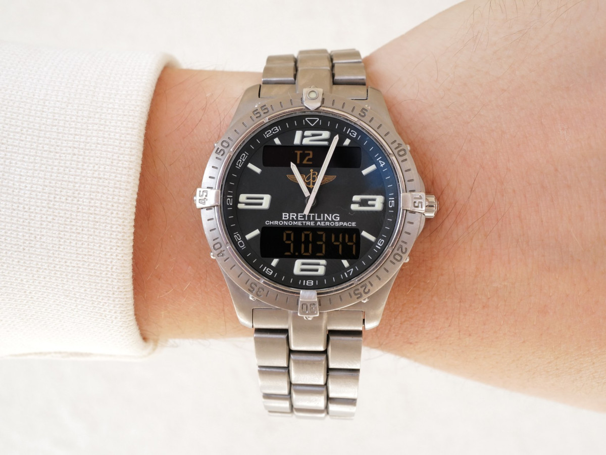 Швейцарський годинник Breitling Aerospace Titanium Perpetual Alarm Chronograph GMT Quartz Chronometer 40