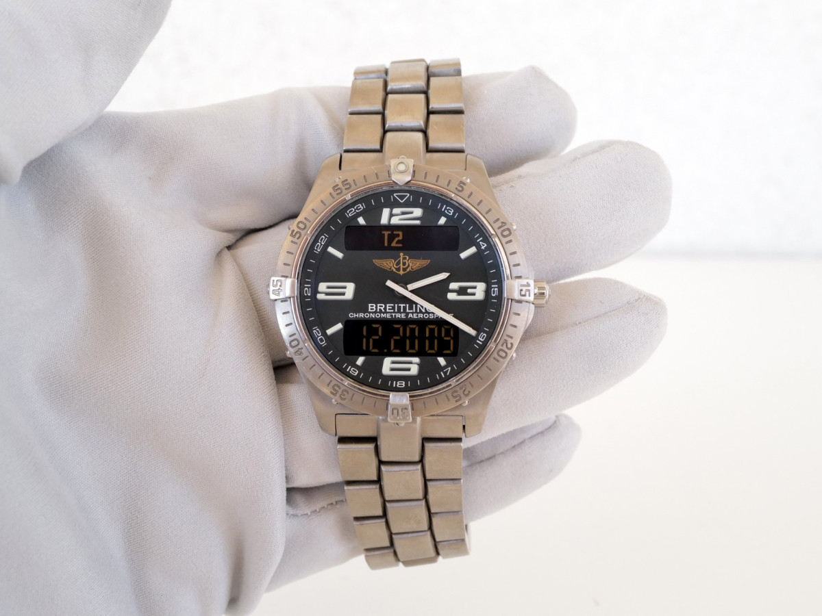 Швейцарський годинник Breitling Aerospace Titanium Perpetual Alarm Chronograph GMT Quartz Chronometer 40