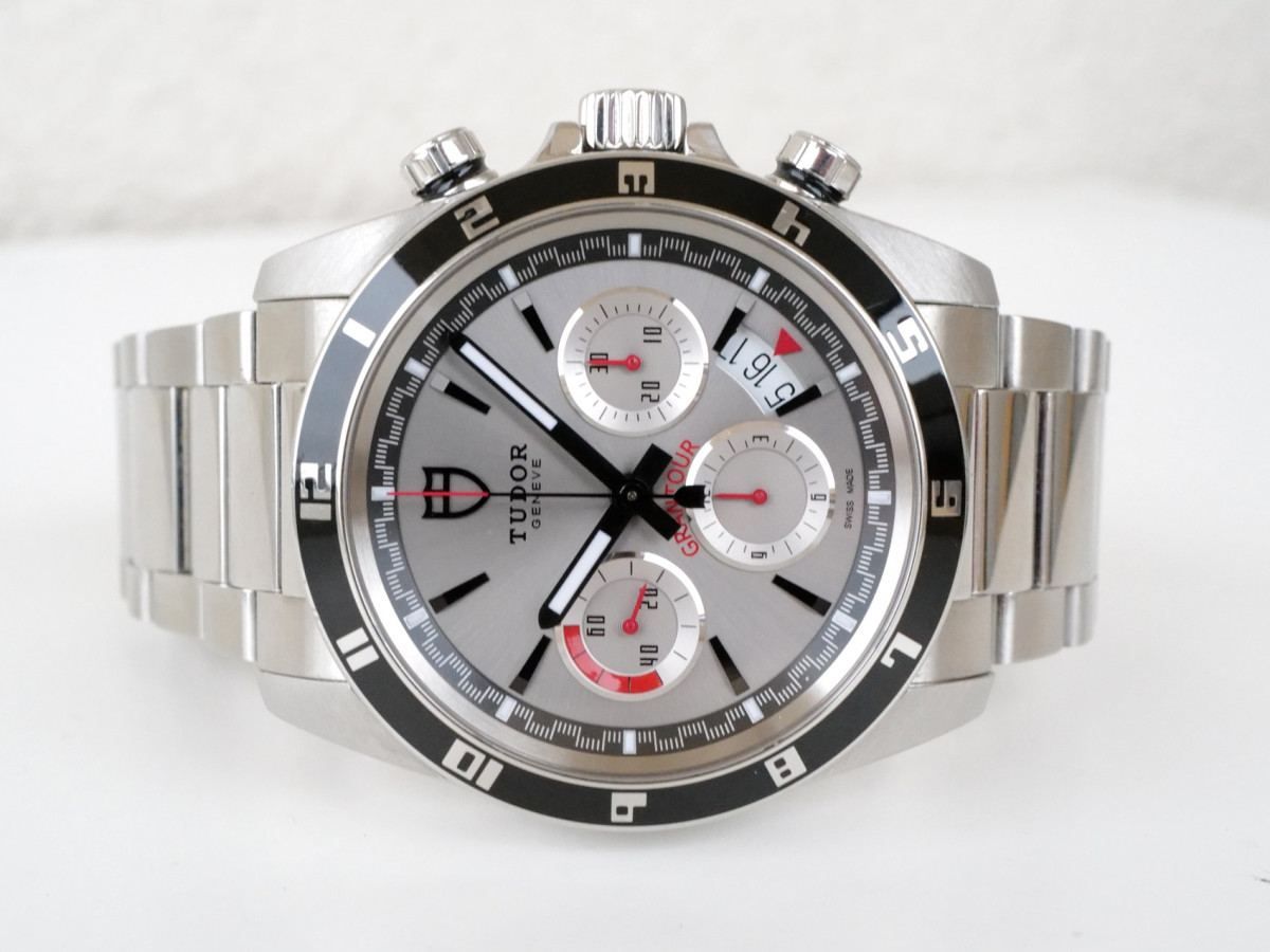Швейцарський годинник Tudor Grantour Chronograph 42