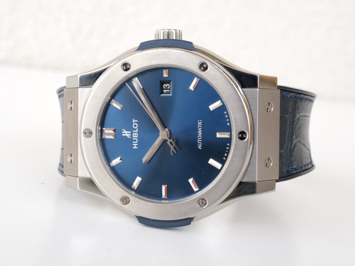 Швейцарський годинник Hublot Classic Fusion Automatic Titanium Blue Dial 42