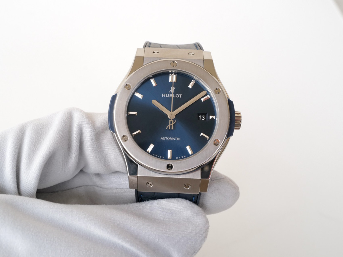 Швейцарський годинник Hublot Classic Fusion Automatic Titanium Blue Dial 42