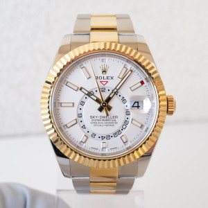 Швейцарський годинник Rolex Sky-Dweller 42 Oyster Steel 18K Yellow Gold White Dial