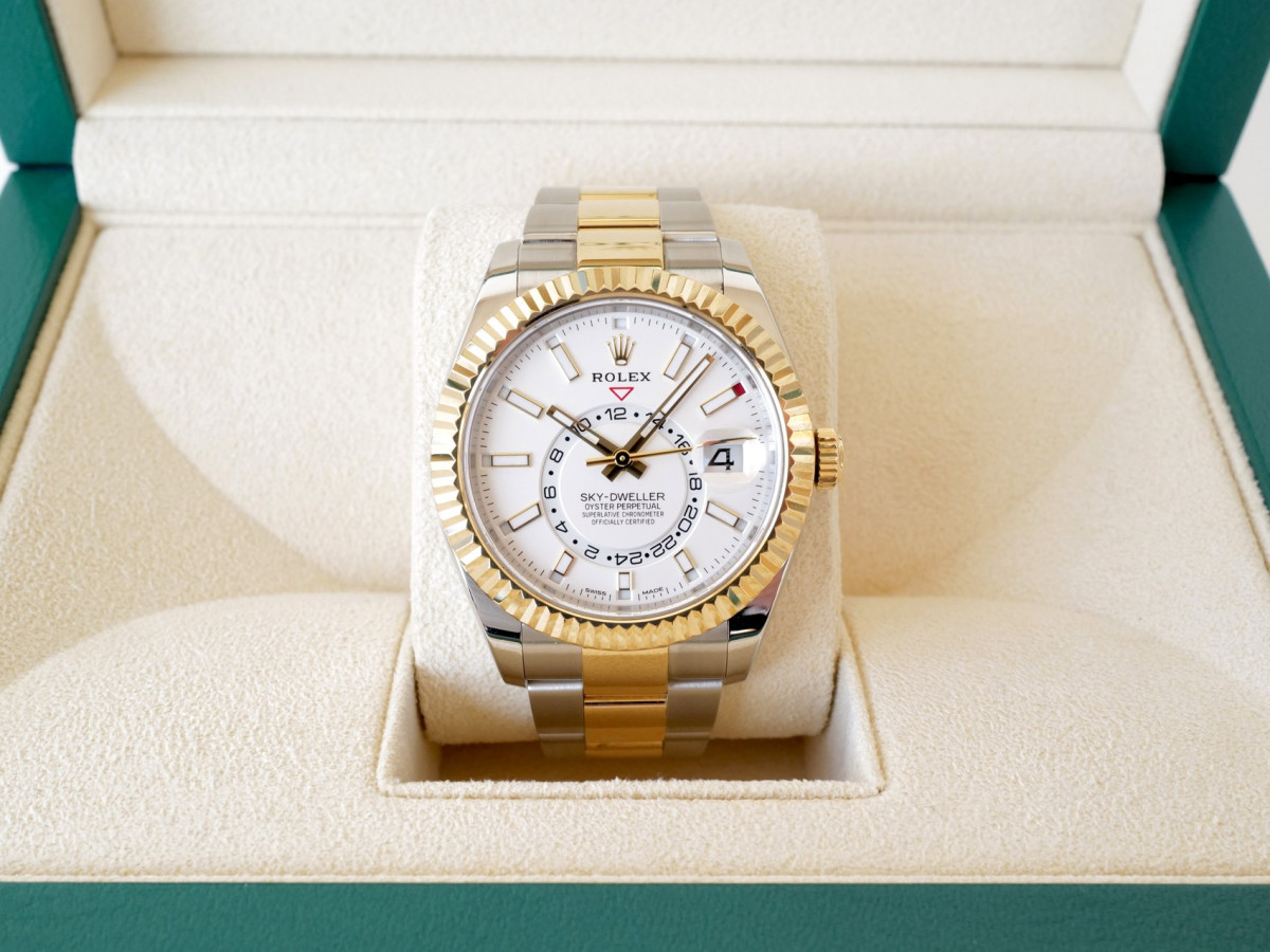 Швейцарський годинник Rolex Sky-Dweller 42 Oyster Steel 18K Yellow Gold White Dial