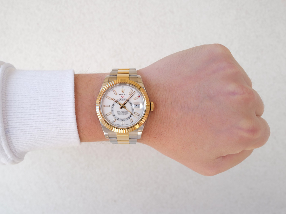 Швейцарський годинник Rolex Sky-Dweller 42 Oyster Steel 18K Yellow Gold White Dial
