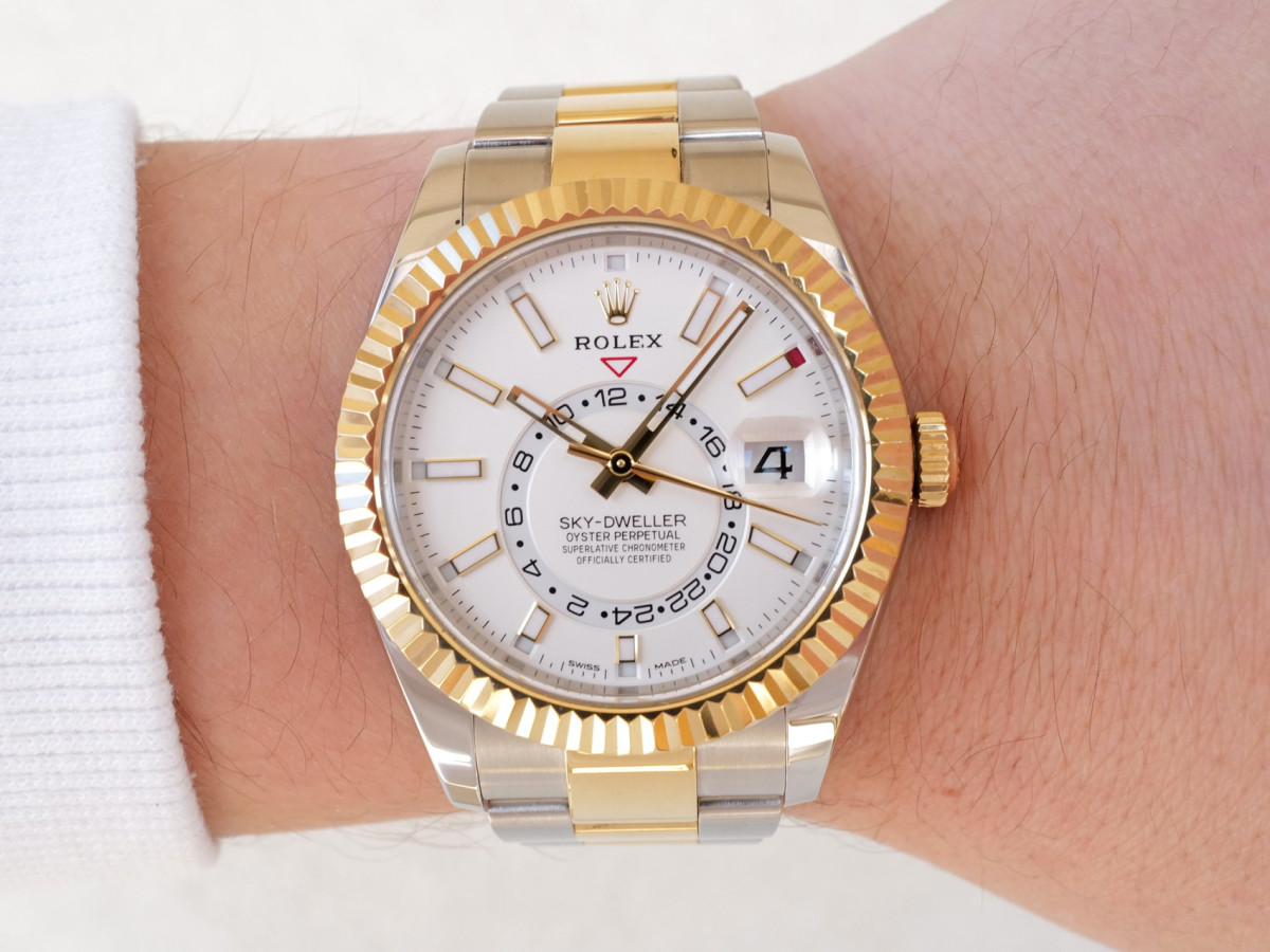 Швейцарський годинник Rolex Sky-Dweller 42 Oyster Steel 18K Yellow Gold White Dial