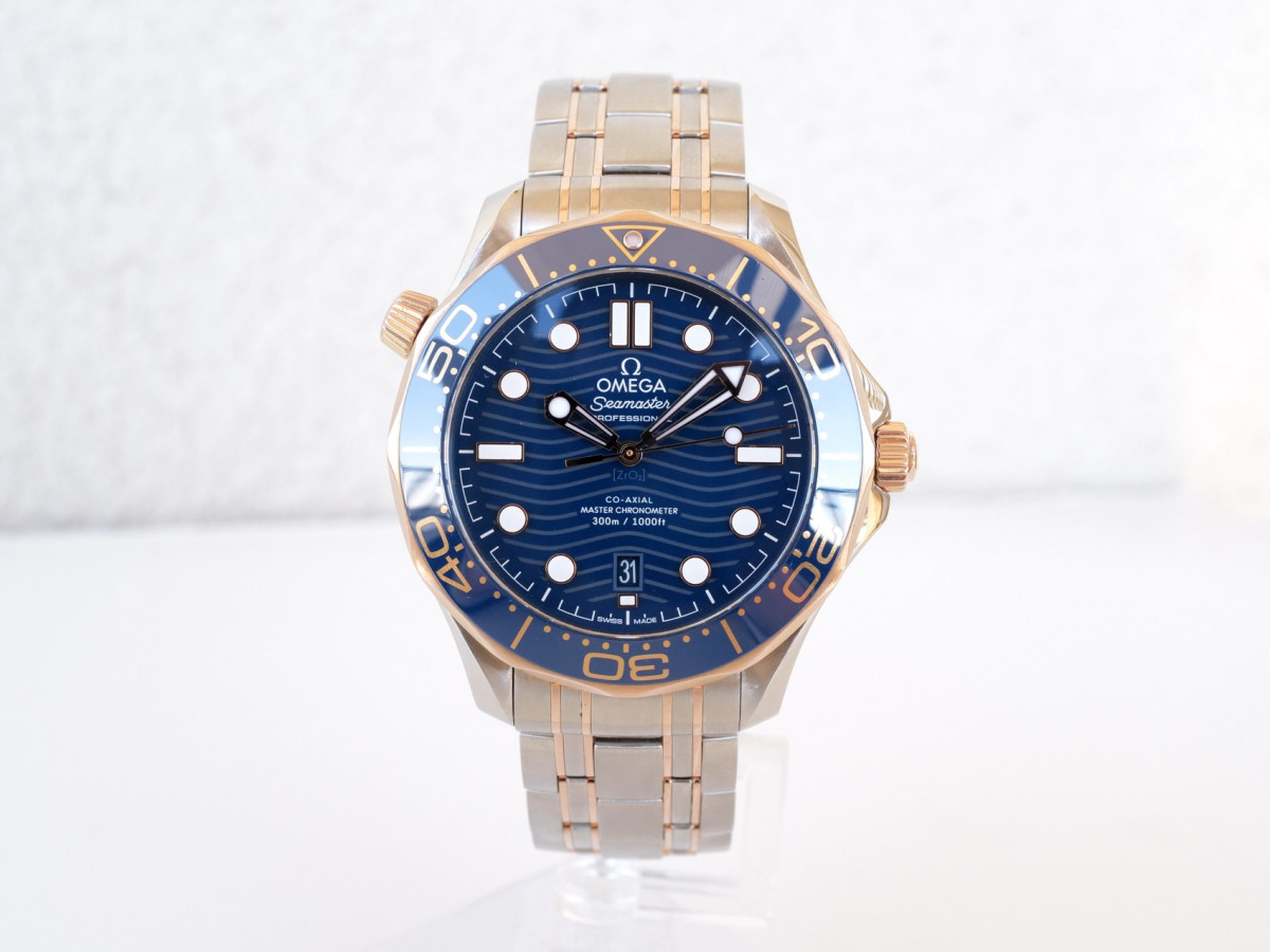 Швейцарские часы Omega Seamaster Diver 300M Co-Axial Master Chronometer 42 Blue Ceramic Sedna 18K Rose Gold Steel
