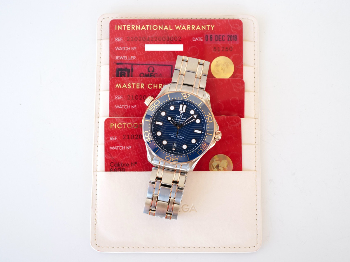 Швейцарские часы Omega Seamaster Diver 300M Co-Axial Master Chronometer 42 Blue Ceramic Sedna 18K Rose Gold Steel