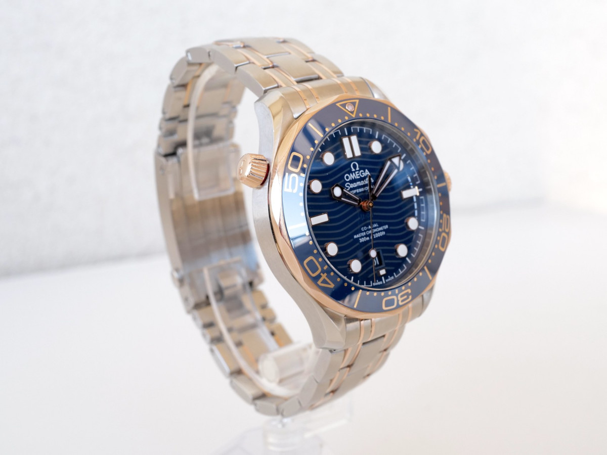 Швейцарские часы Omega Seamaster Diver 300M Co-Axial Master Chronometer 42 Blue Ceramic Sedna 18K Rose Gold Steel