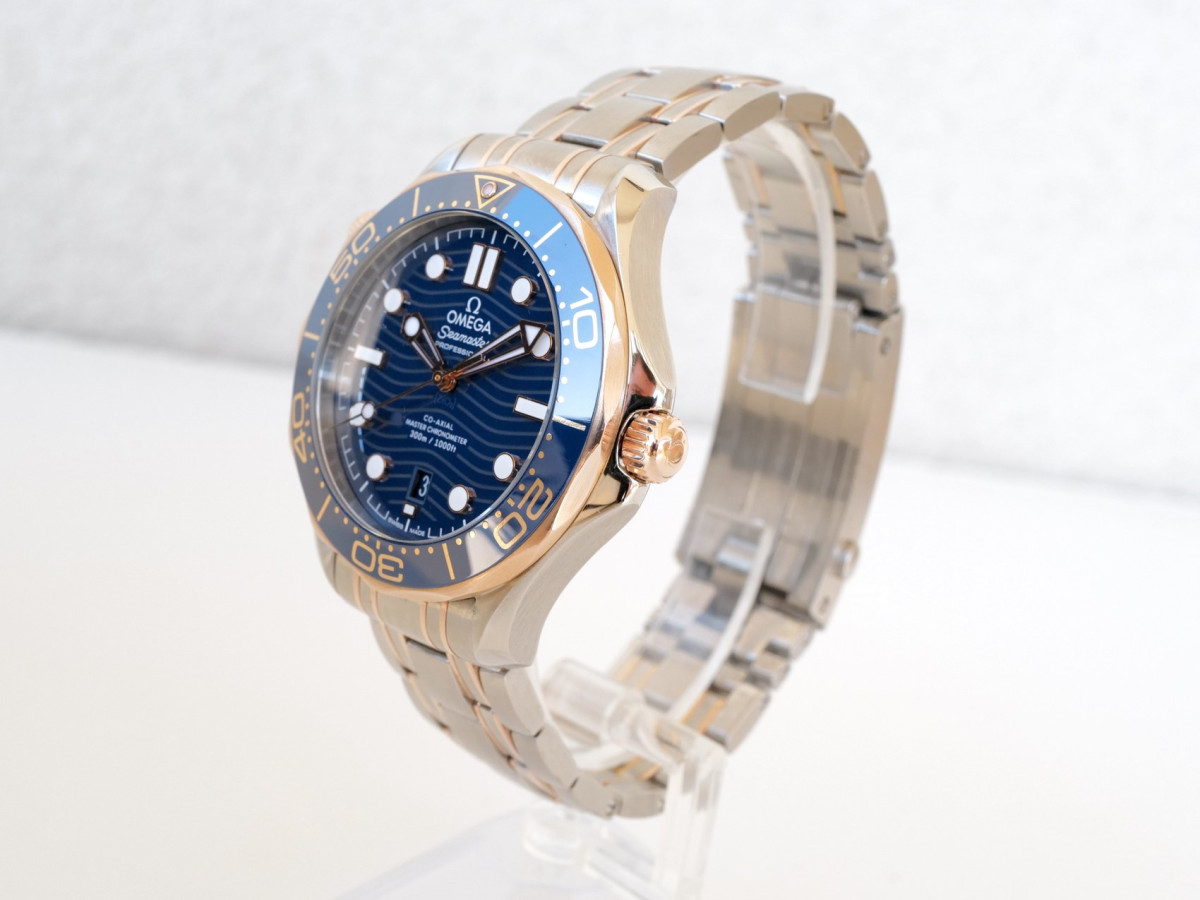 Швейцарские часы Omega Seamaster Diver 300M Co-Axial Master Chronometer 42 Blue Ceramic Sedna 18K Rose Gold Steel