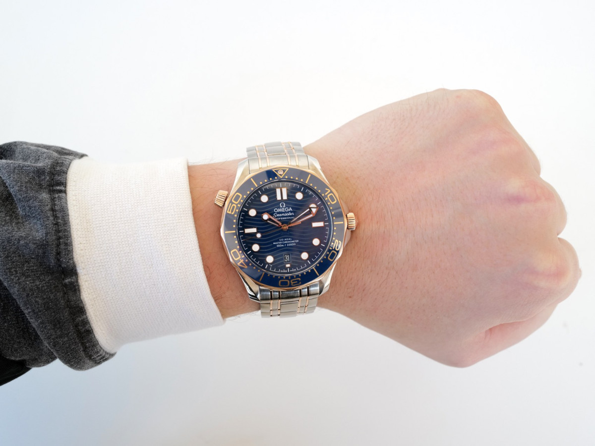 Швейцарские часы Omega Seamaster Diver 300M Co-Axial Master Chronometer 42 Blue Ceramic Sedna 18K Rose Gold Steel