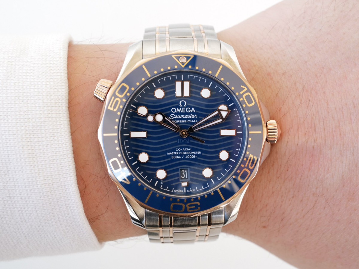 Швейцарские часы Omega Seamaster Diver 300M Co-Axial Master Chronometer 42 Blue Ceramic Sedna 18K Rose Gold Steel