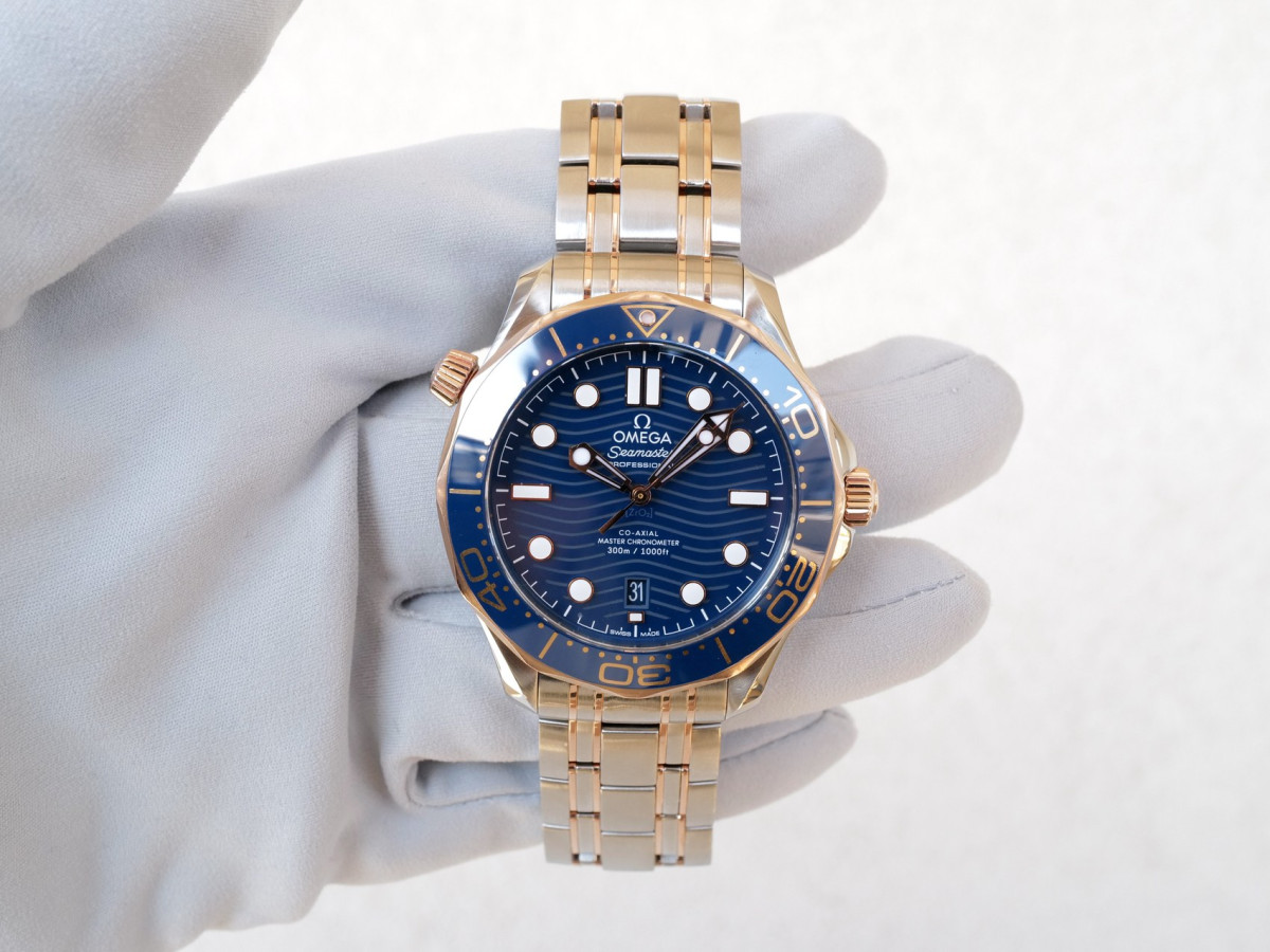 Швейцарские часы Omega Seamaster Diver 300M Co-Axial Master Chronometer 42 Blue Ceramic Sedna 18K Rose Gold Steel