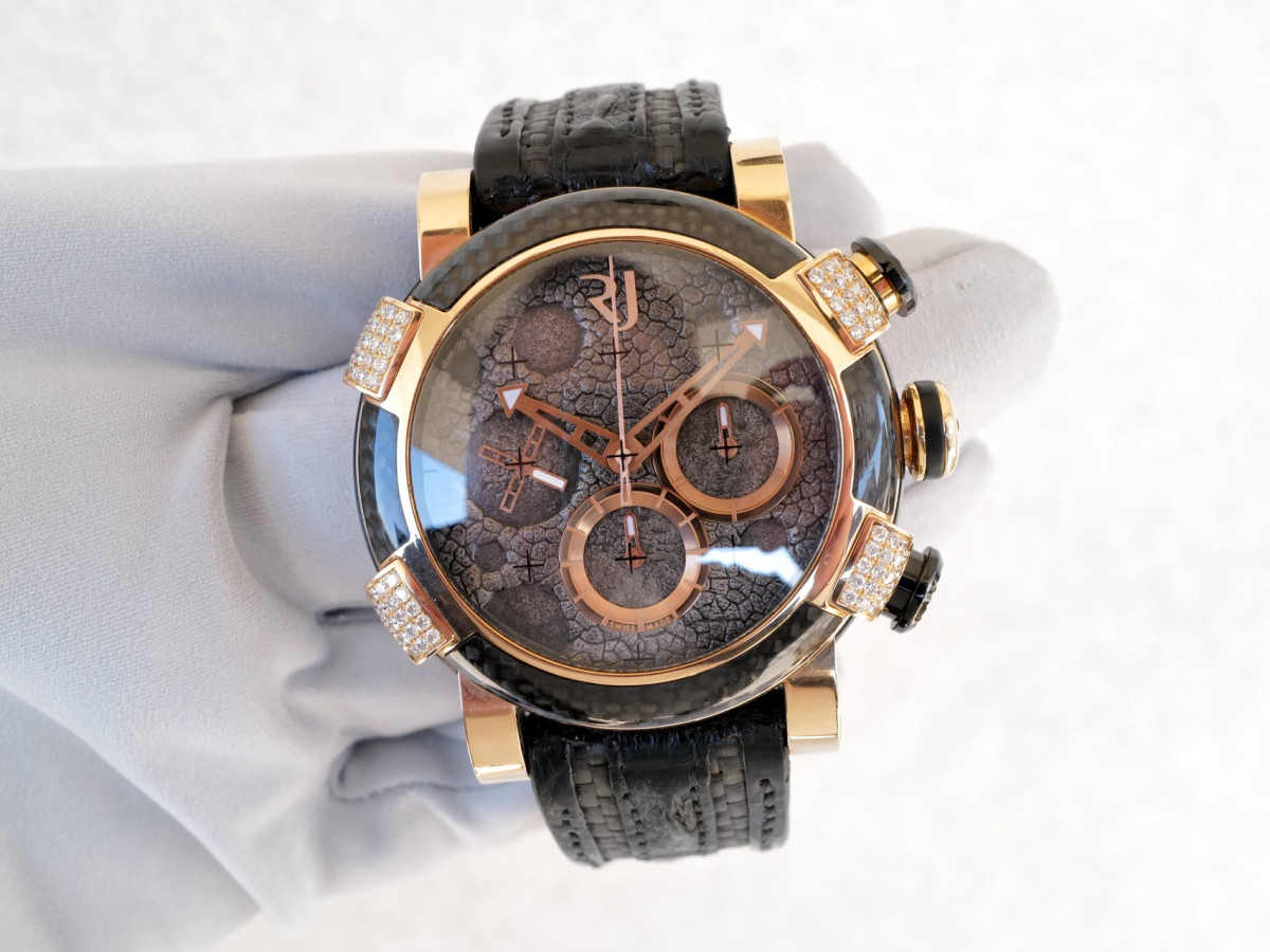 Швейцарские часы Romain Jerome Moon Dust DNA Chronograph 18K Rose Gold Diamonds Lunar Grey Dial Carbon Bezel 46