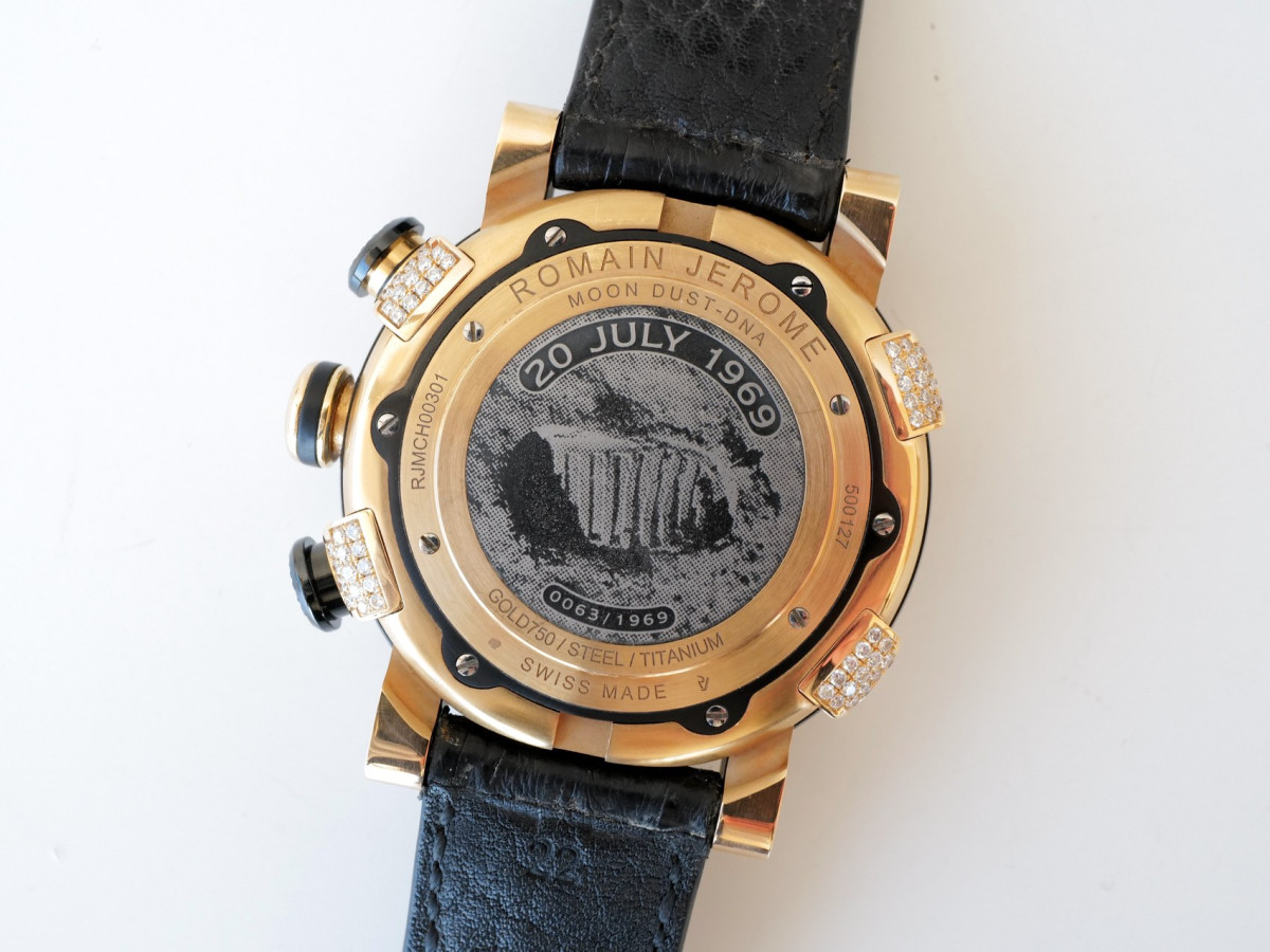 Швейцарские часы Romain Jerome Moon Dust DNA Chronograph 18K Rose Gold Diamonds Lunar Grey Dial Carbon Bezel 46
