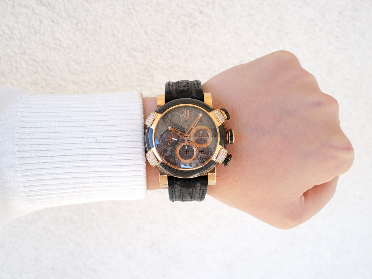 Швейцарские часы Romain Jerome Moon Dust DNA Chronograph 18K Rose Gold Diamonds Lunar Grey Dial Carbon Bezel 46